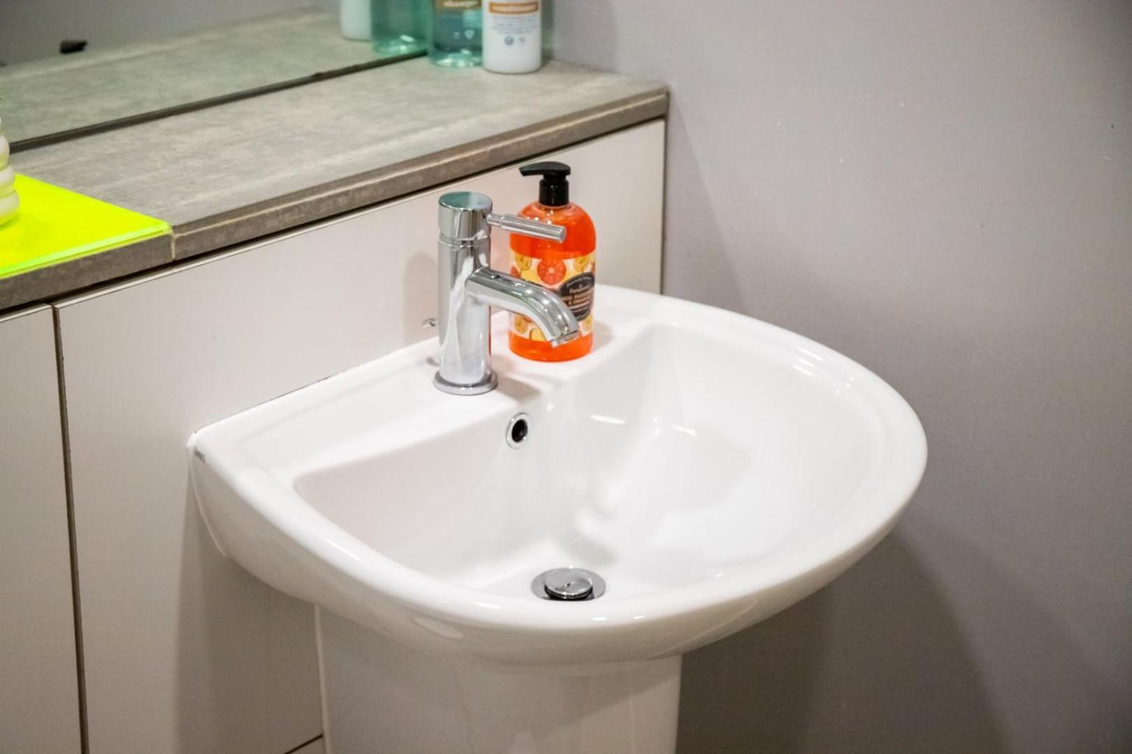 Apartamento Leeds Vibrant 2 Bedroom Sleeps 4 *